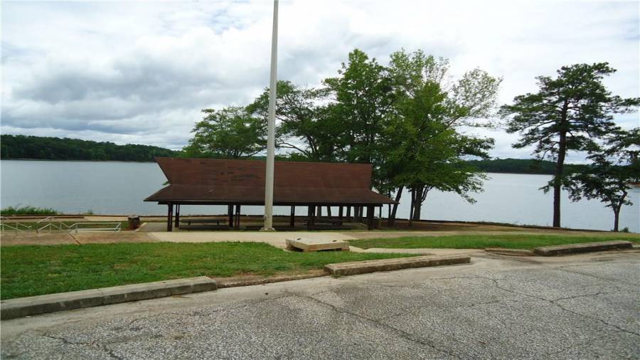 Picnic and fishing area nearby