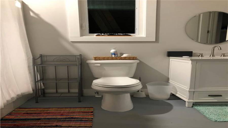 smaller bedroom shared to main area bath