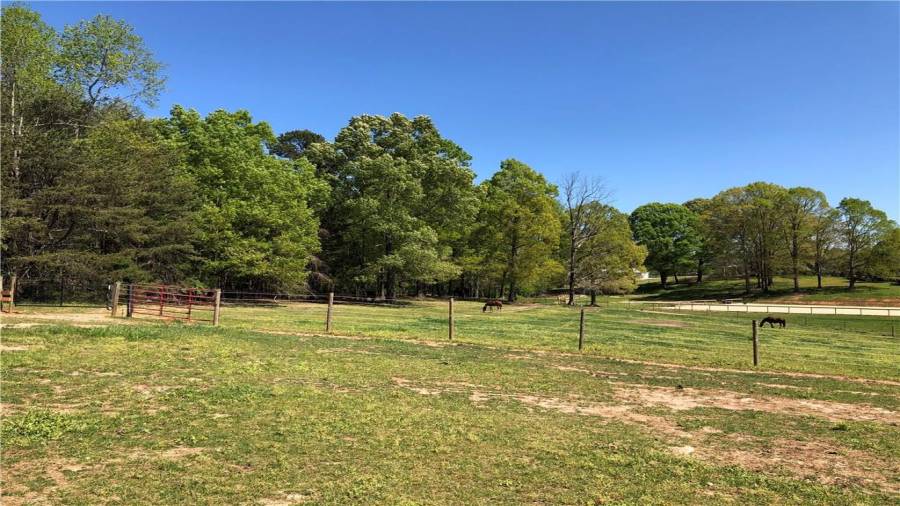 View of that larger pasture and arena looking back to the front of the property.