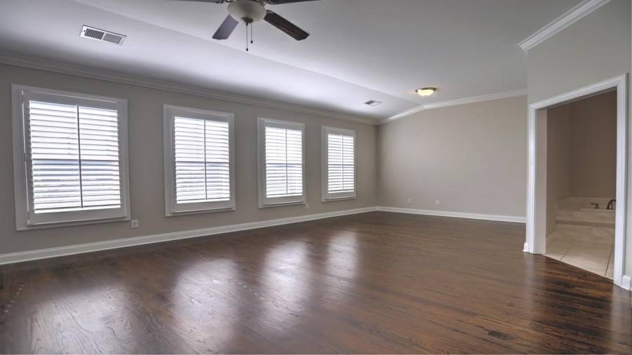 Owenrsuite and sitting area