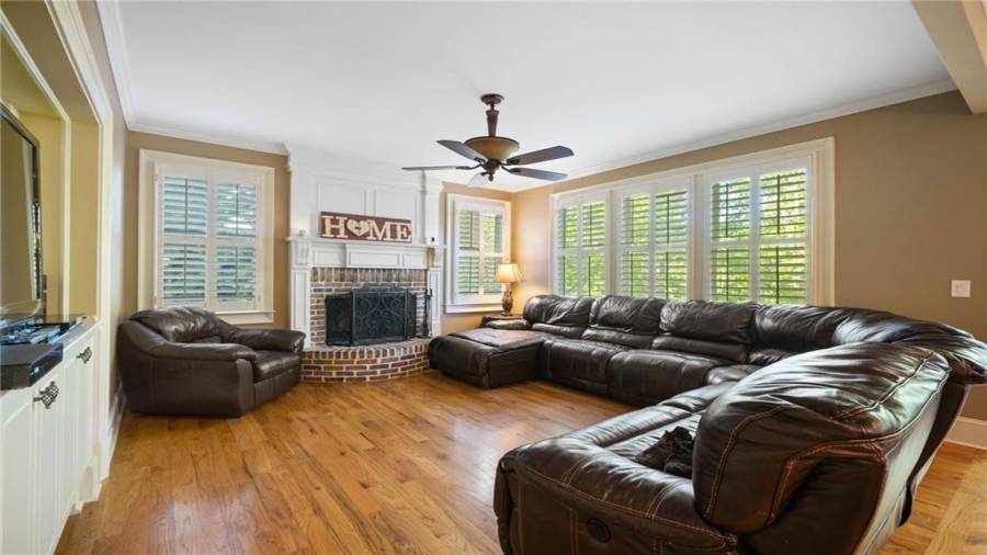 A Large Sunlit, Fireside Keeping Rm!