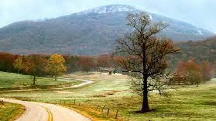 Beautiful country road to Yonah Mountain for hiking