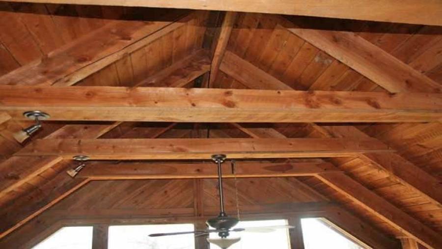 Detailing in the beamed ceiling