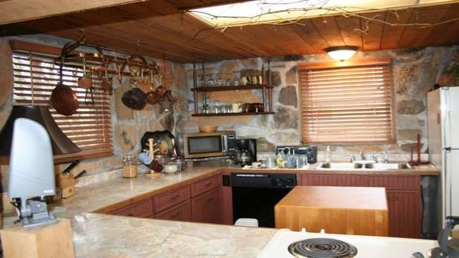 Kitchen area and bar