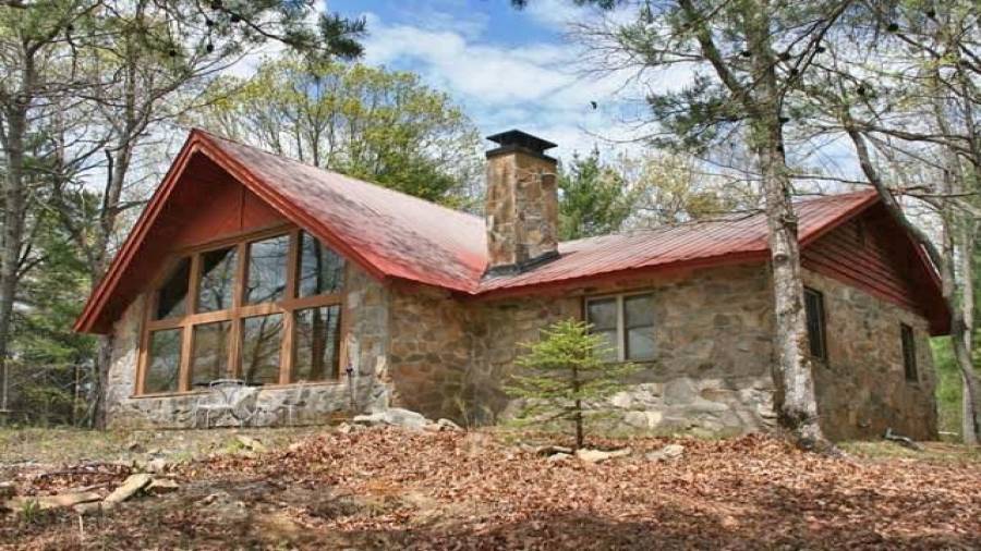 This cabin sits on the peak of the mountain