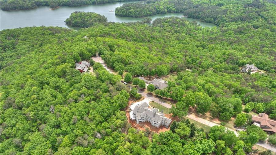 Come live in the mountain top with spectacular mountain views!