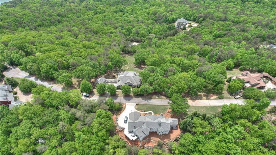 Waterside Estates borders Red Top Mountain State Park and is adjacent to Lake Allatoona and the Army Corps of Engineers protected property, one of the most visited parks in Georgia which has hiking trails, bike paths, and a boat marina.