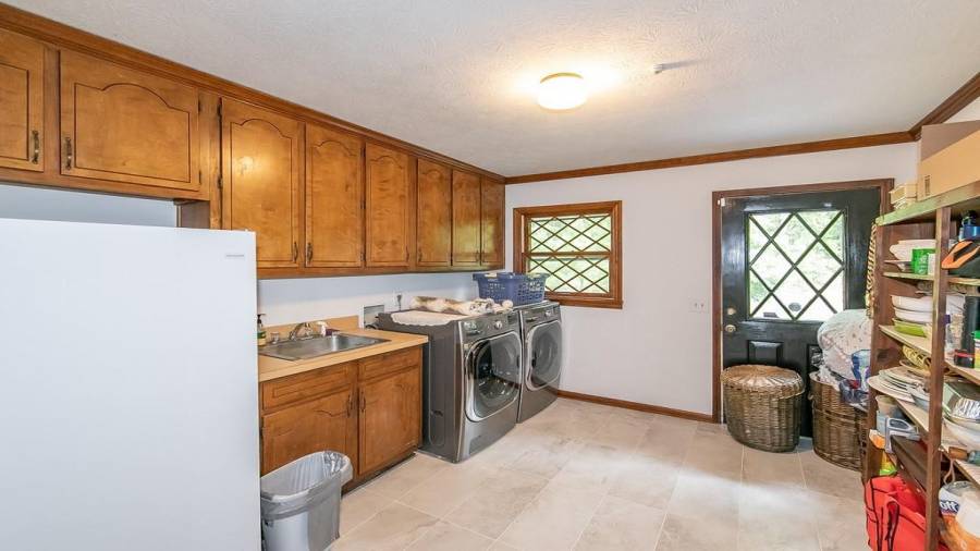 Full size laundry room with utility sink