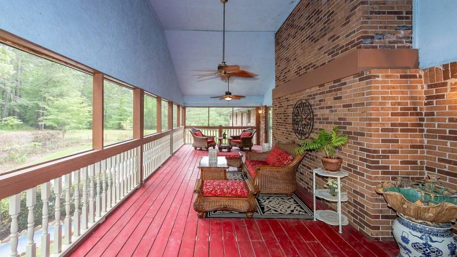 Screened in deck overlooking the pool