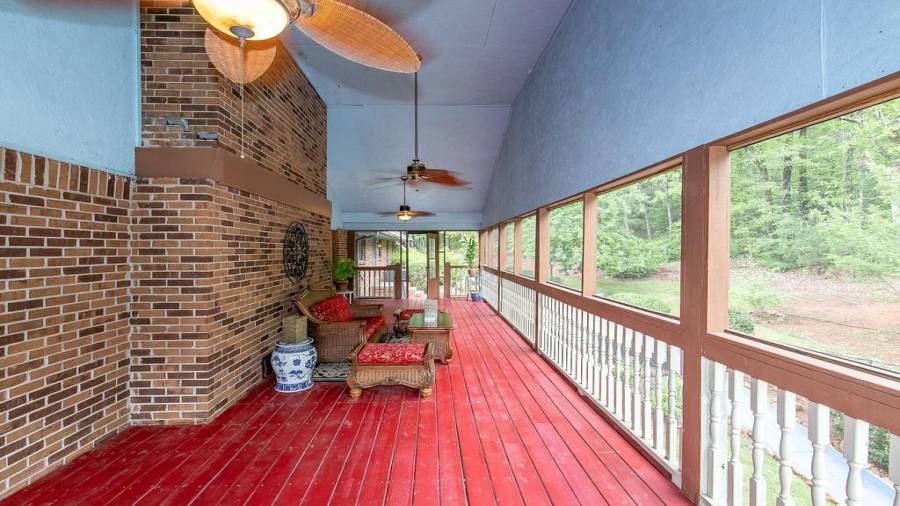 Screened in deck overlooking the pool
