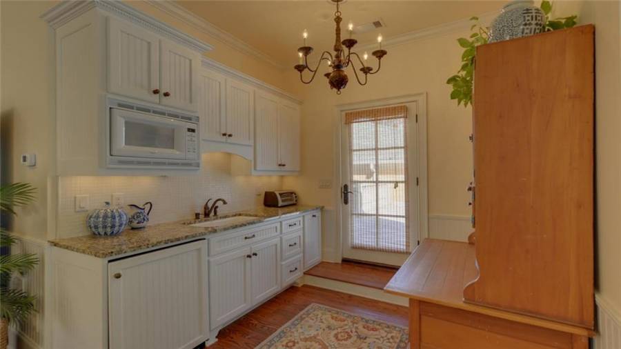 Kitchenette in the in-law suite / studio with access from the upper veranda or the garage below.