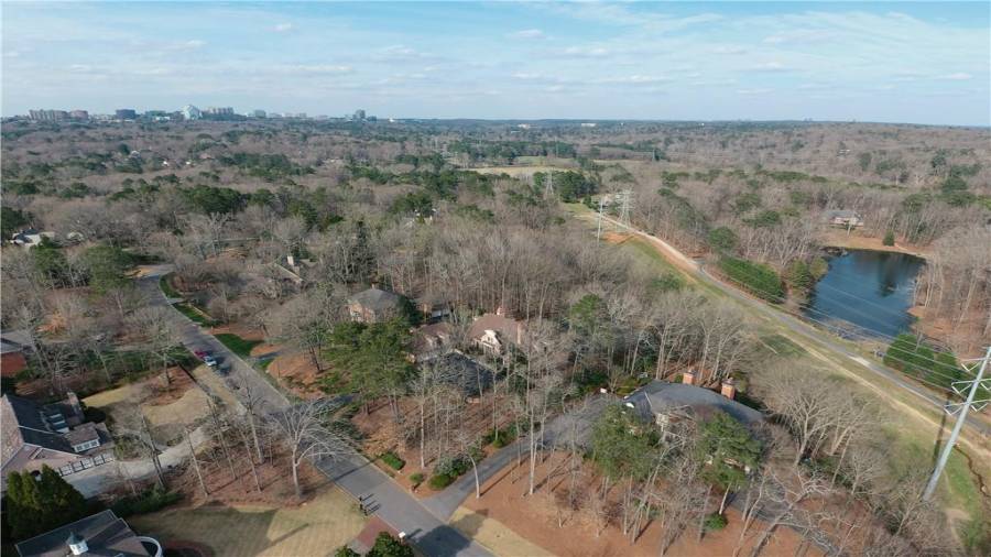 This viewpoint provides an excellent overview showing the pond, the road and the pathway that leads to the Polo fields where you can enjoy the convenience of watching the Polo games or boarding your own horse!  Paradise in your backyard!!!