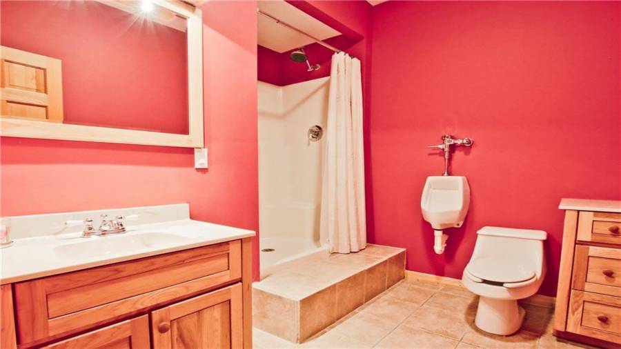 This full bath serves the terrace level.