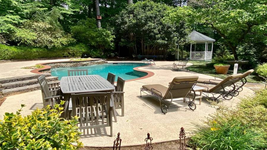 This pool has very ittle maintenance