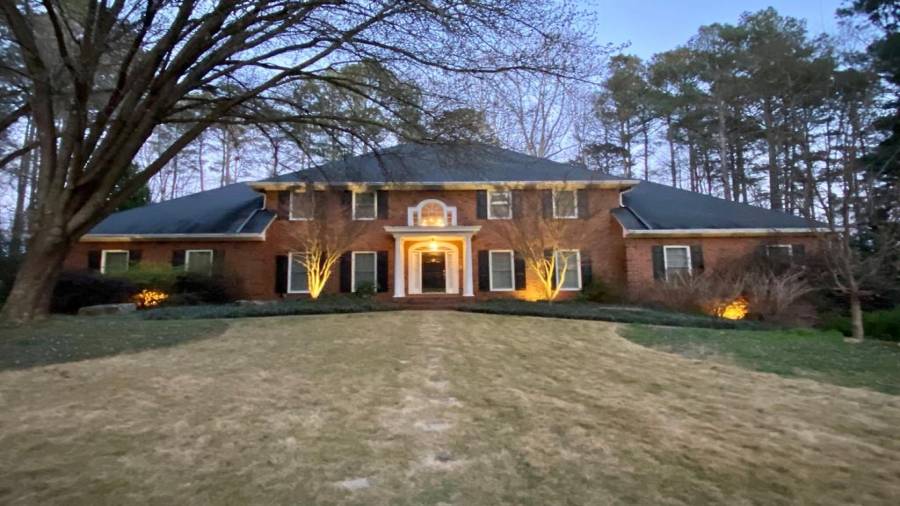 Come and enjoy 145 Lady Helen Court.... Come and be impressed.....