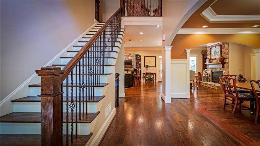 2 Story Foyer and Pristine Hardwood Floors