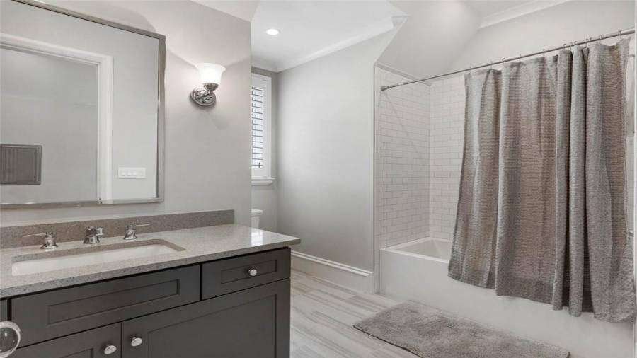 Guest apartment bathroom.