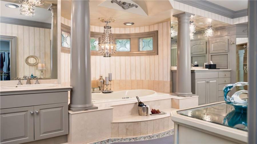 Primary bedroom bathroom.