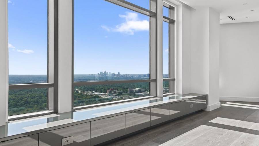 Kitchen Window Seat and Panorama Skyline Views.