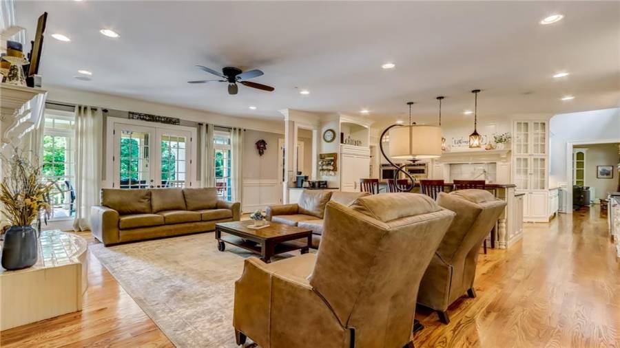 Keeping room gathering and eating area.