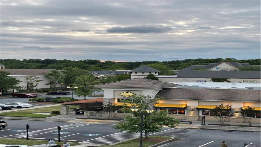 Super convenient shopping and dining at the Forum. This is within walking distance.