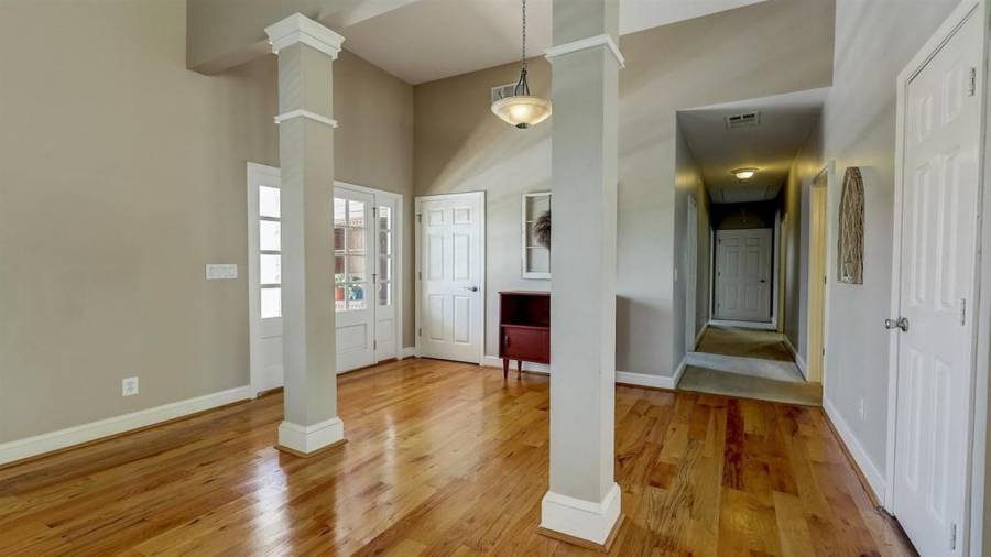 6244 Grant Ford Road - Entryway