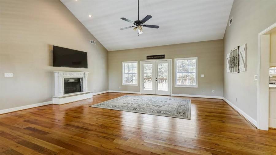 6244 Grant Ford Road - Spacious Living Room