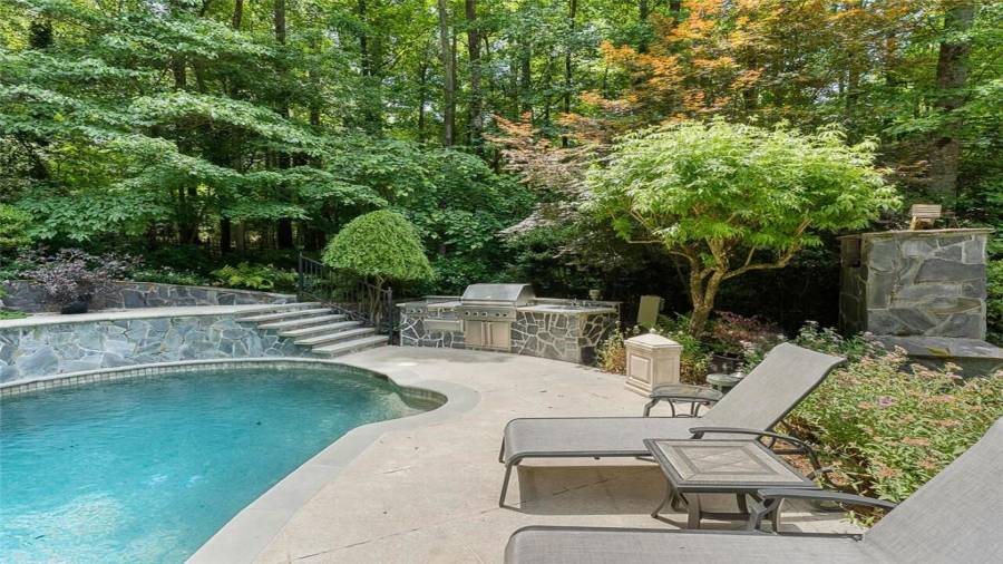 Enjoy the outdoor Viking grill & warming drawer