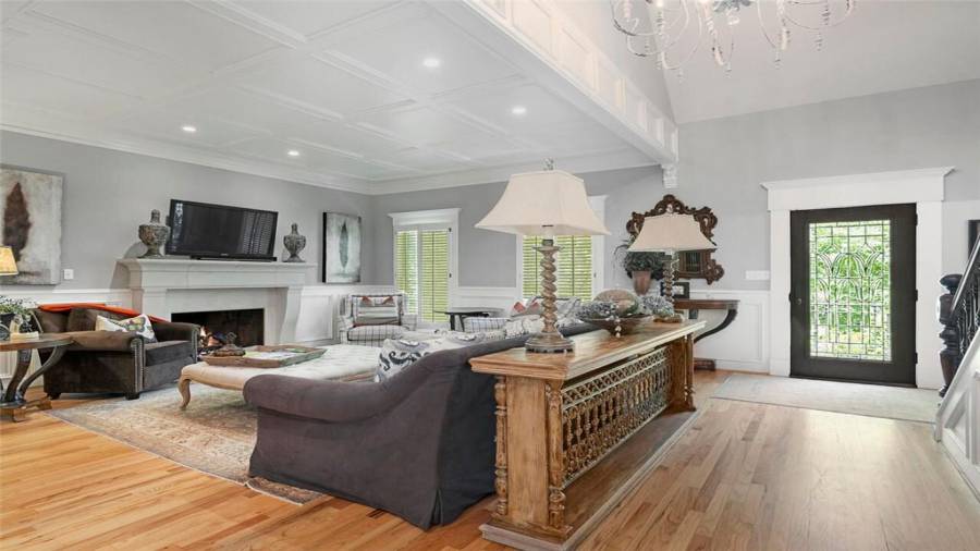 Fam rm offers coffered ceilings & rem cntrlld  f/p