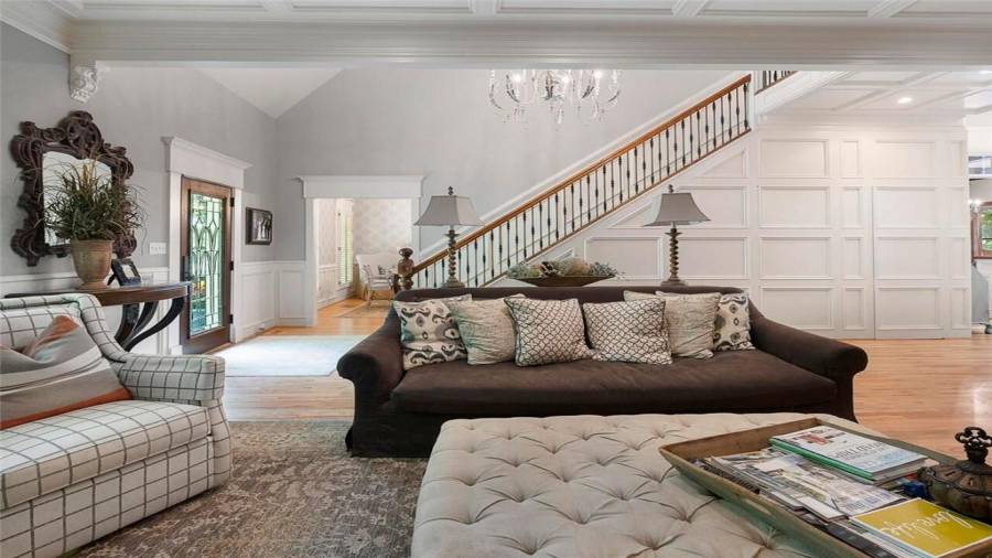 Pls note the judges paneling up the stairwell.