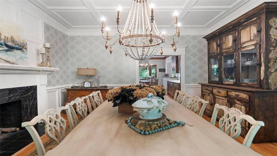 Understated opulance & plenty of seating