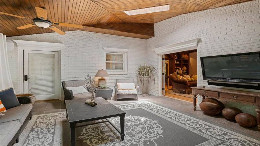 French doors to den & single door to main floor bd