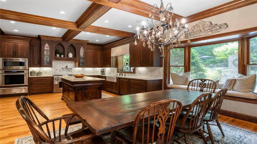 Spacious eat in kitchen w/cozy reading nook