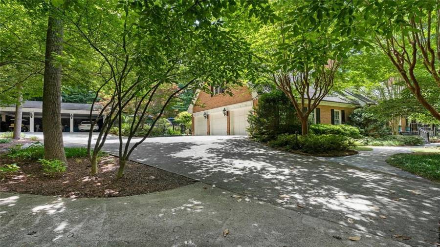 Large turn around drive w/3 car Carriage House