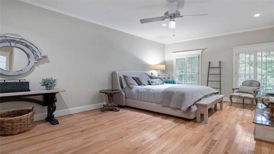 Main level en suite w/door to screened porch
