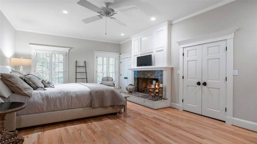 Guests may never want to leave. Note double closet