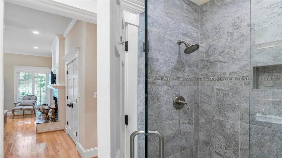 En suite main level bath