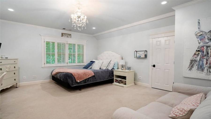 Oversized secondary upstairs bdrm #4 w/en suite