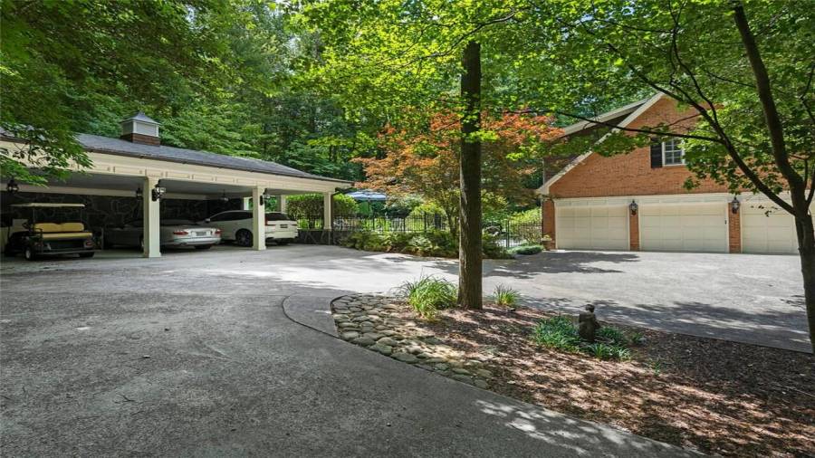 Plenty of parking for everyone w/6 car parking