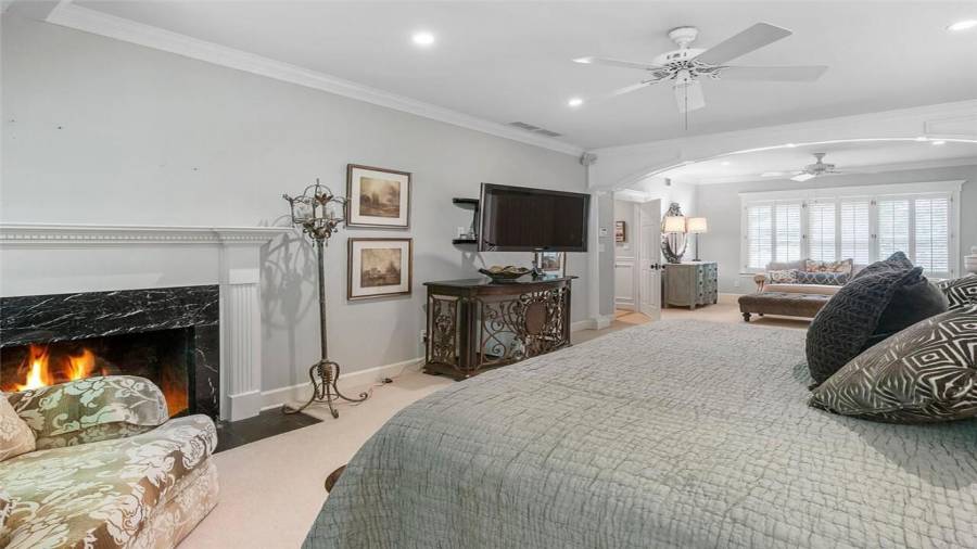 Lovely sitting room overlooks the pool & spa