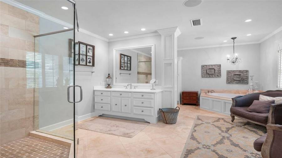 Owners en suite His & Hers vanities & soaking tub