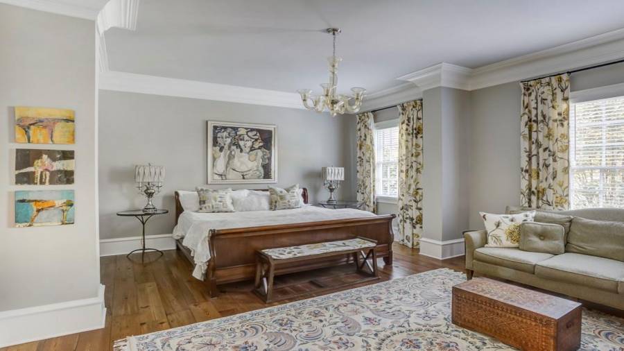 Guest bedroom on main could also be a primary suite.