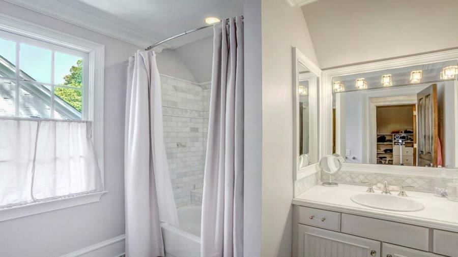 Ensuite bath to upstairs guest bedroom.