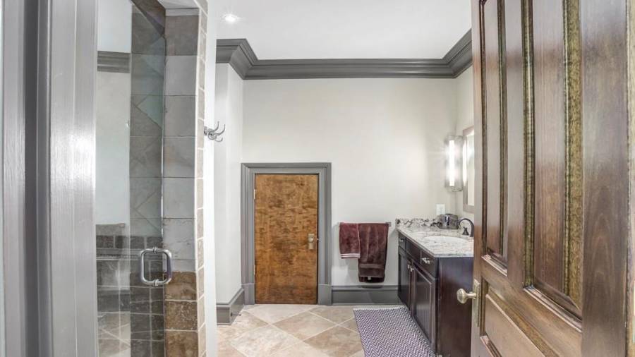 Ensuite guest bathroom to second upstairs guest bedroom.