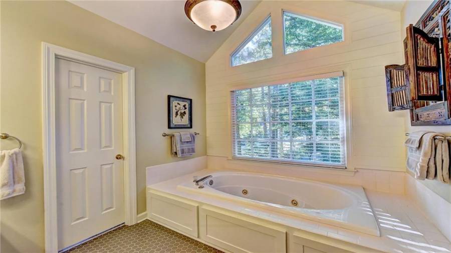 Jetted Tub - Shiplap high ceilings - new updated tile floor