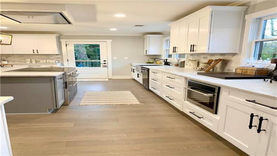 Plenty of large drawer cabinets