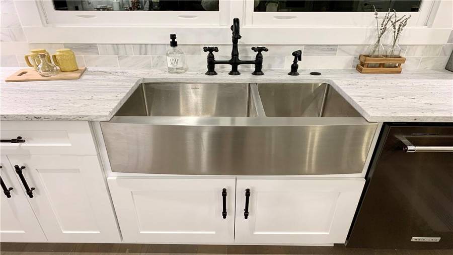 Farmhouse apron front sink & faucet with push button disposal