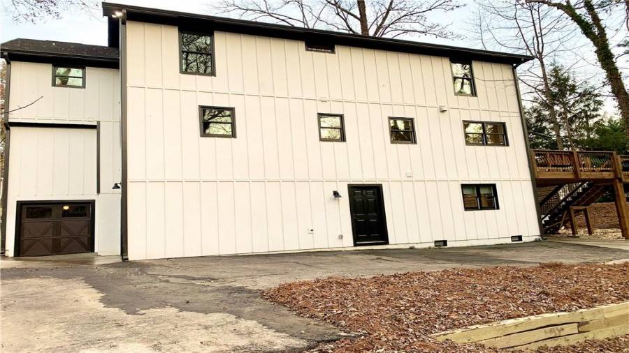 So much parking along the back and 2 convenient turn-around areas