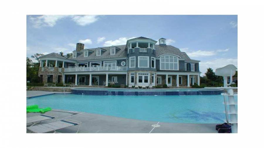 Amenities. CLUBHOUSE, SEASONAL RESTAURANT AND FITNESS FACILITY