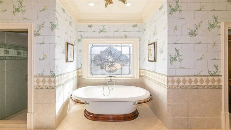 Regal Soaking Tub in Guest Suite Bathroom